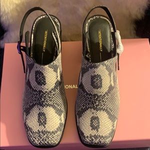 Super cute block heel shoes.